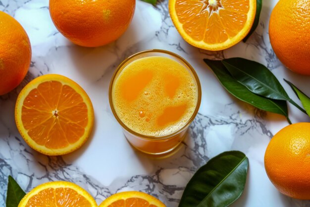 Un verre de jus d'orange est sur la table entouré d'oranges tranchées.