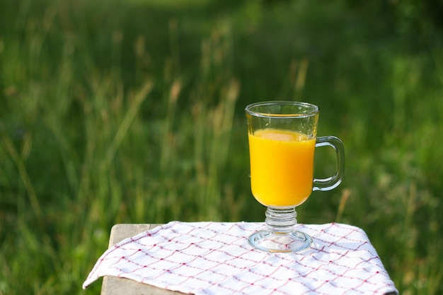 verre de jus d'orange avec fond nature