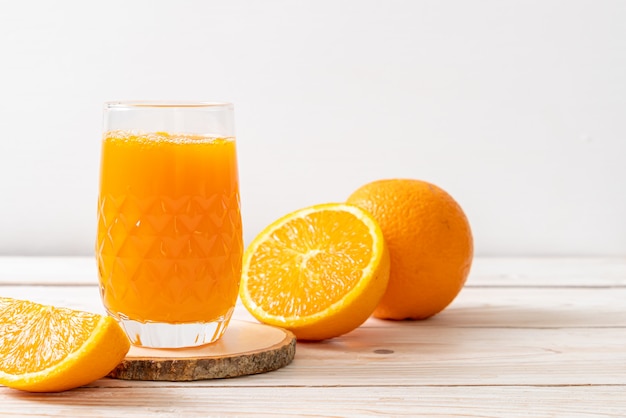 Verre de jus d'orange frais sur bois