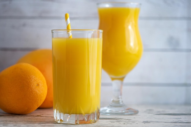 Verre de jus d'orange frais sur fond de bois clair Vue latérale