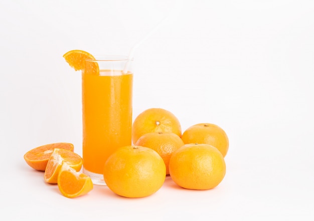 Verre de jus d'orange frais et fruits