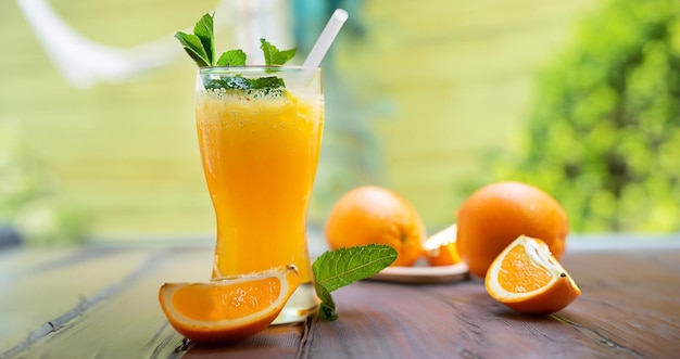 verre de jus d'orange frais avec de la menthe