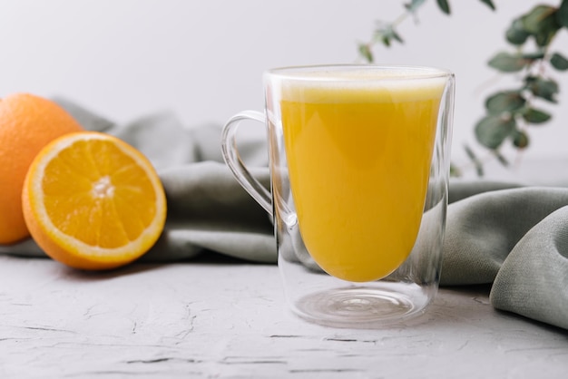 Verre de jus d'orange frais sur pierre