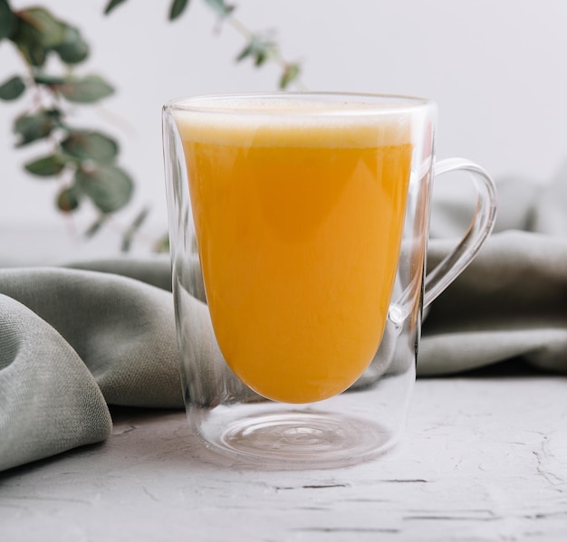 Verre de jus d'orange frais sur pierre