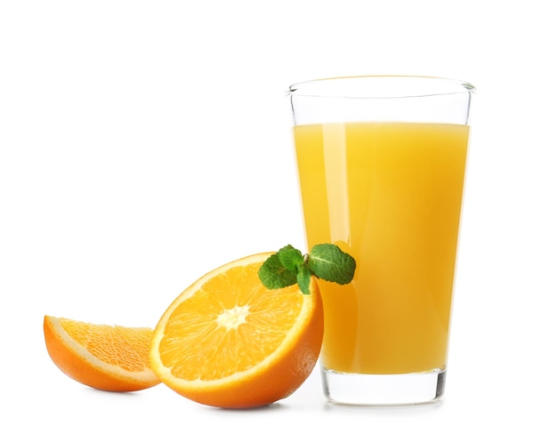 Verre de jus d'orange frais avec des tranches de fruits sur fond blanc