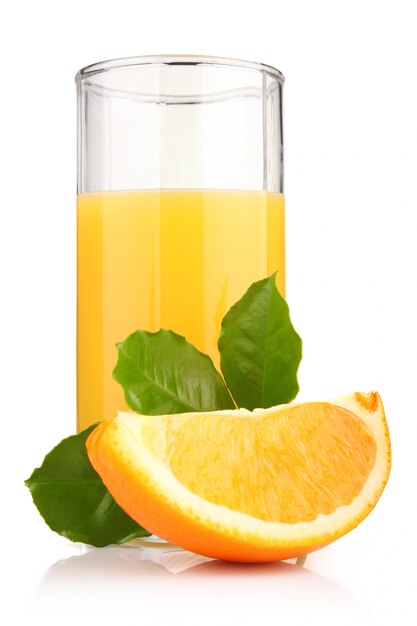 Verre de jus d&#39;orange et de fruits orange aux feuilles vertes isolées