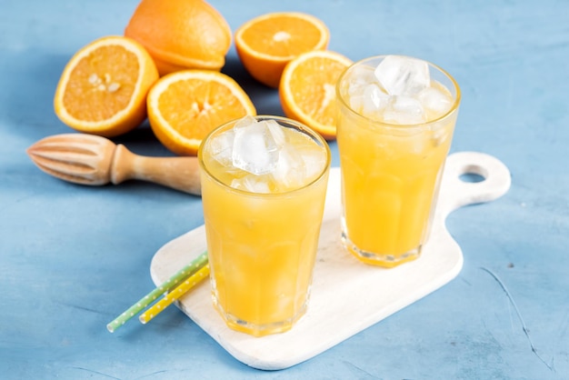 Verre de jus d'orange avec des glaçons Orange fraîche fraîche Verre de jus d'orange pour une chaude journée d'été