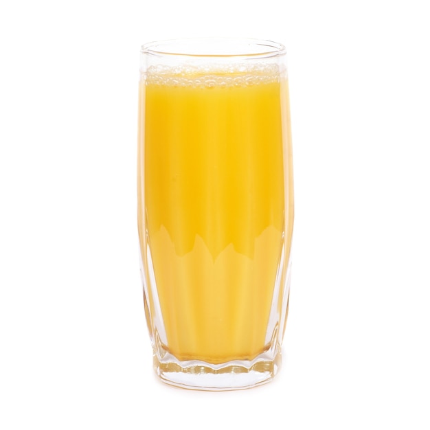 Verre de jus d'orange isolé sur blanc