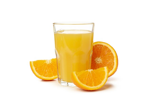 Verre de jus d'orange isolé sur blanc