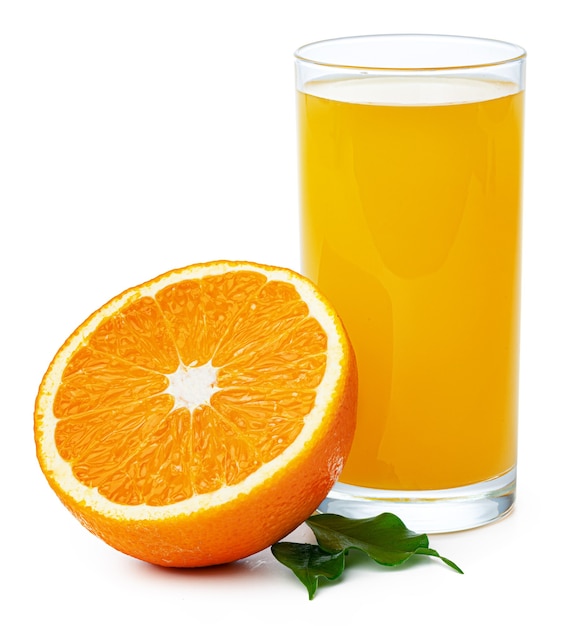 Verre de jus d'orange isolé sur blanc