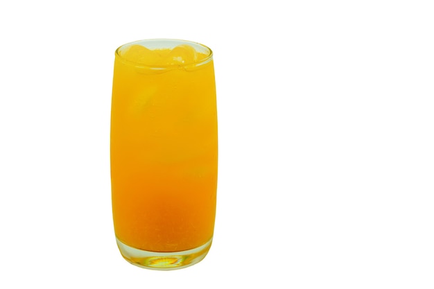 Verre de jus d'orange isolé sur fond blanc