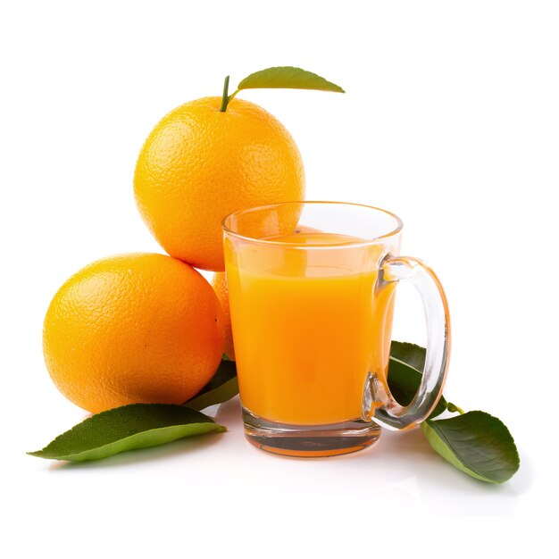 Verre de jus d&#39;orange et orange fraîche isolé sur fond blanc