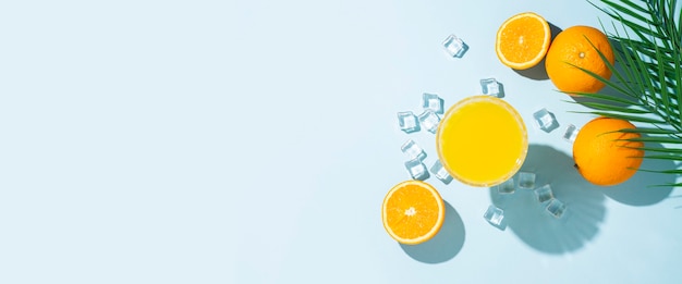 Verre à jus d'orange, orange et glaçons