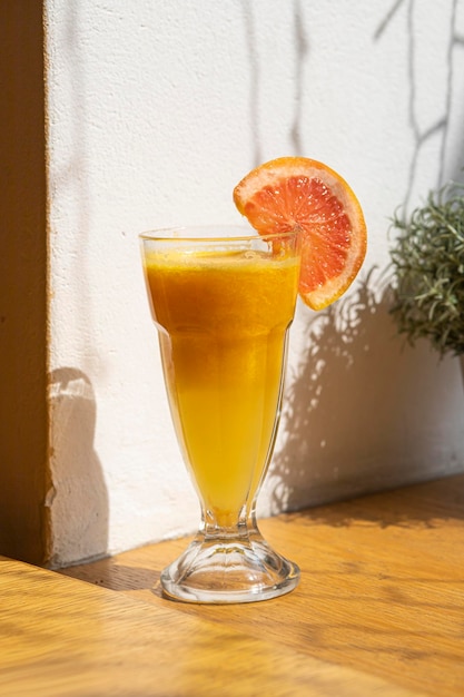 Verre de jus d'orange et orange