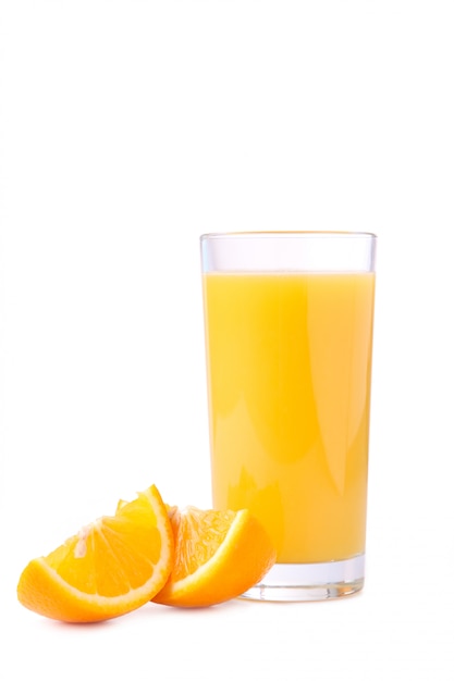 Verre de jus d'orange avec des oranges isolé on white