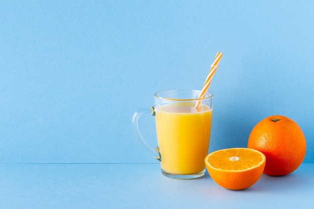 Verre à jus d'orange et oranges