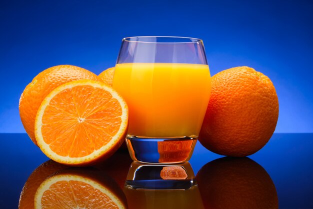 Verre de jus d'orange et oranges