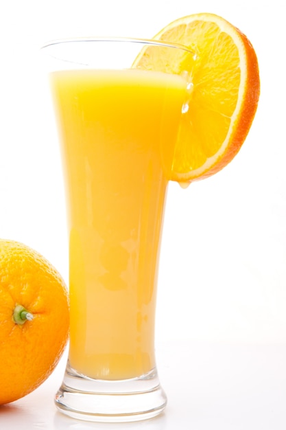 Verre de jus d&#39;orange près d&#39;une orange