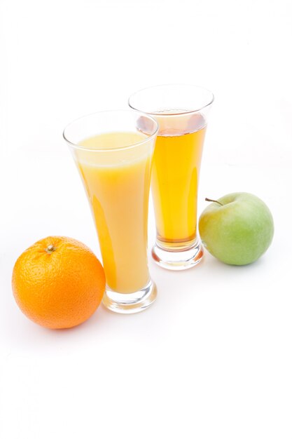 Verre de jus d&#39;orange près d&#39;un verre de jus de pomme