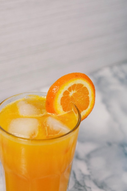 Un verre de jus d'orange savoureux