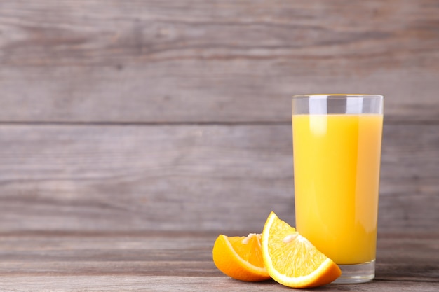 Verre de jus d'orange sur table en bois