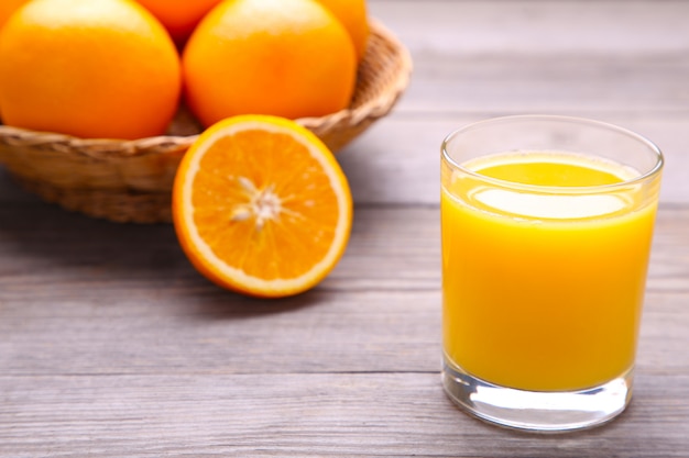 Verre de jus d'orange sur une table en bois