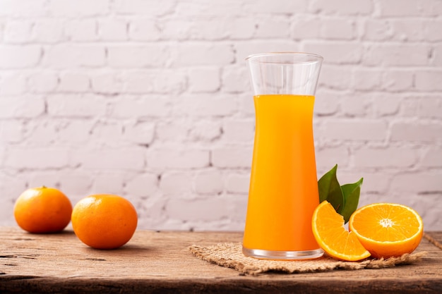 Photo verre de jus d'orange sur table en bois