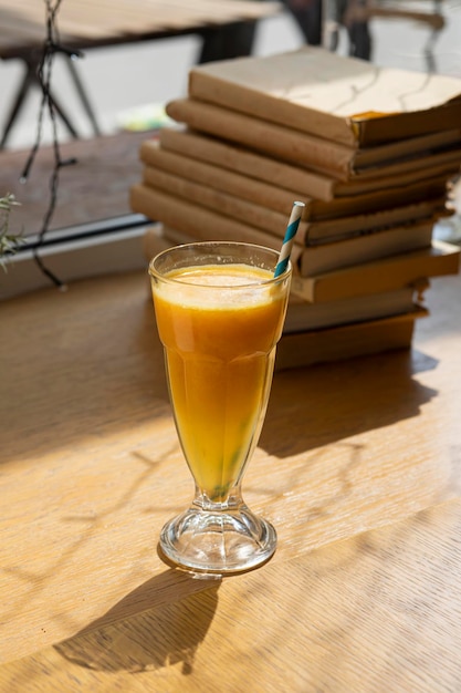 Verre de jus d&#39;orange sur une table en bois