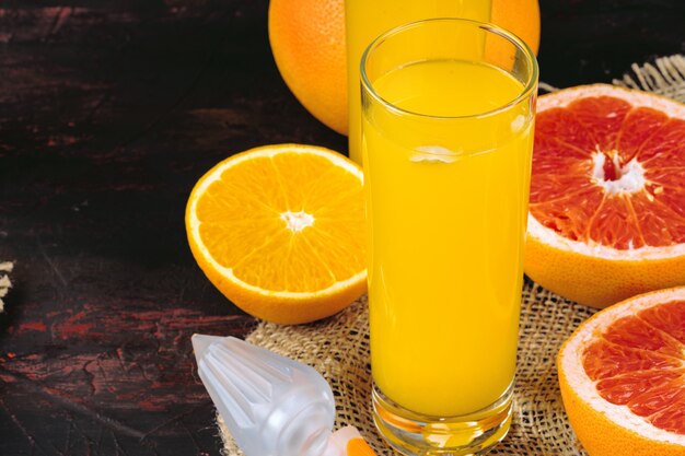 Verre de jus d'orange et tranches d'orange