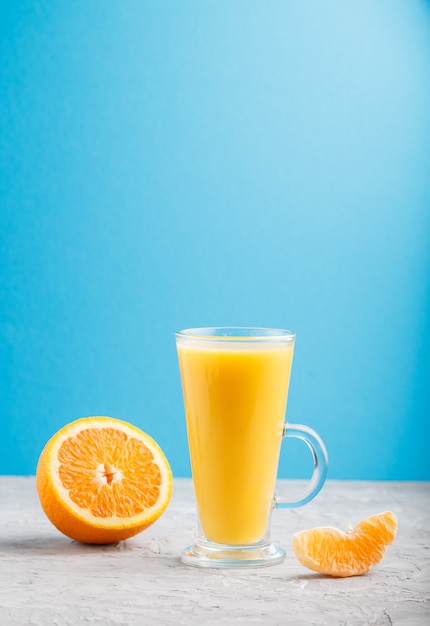 Verre de jus d'orange. Vue de côté