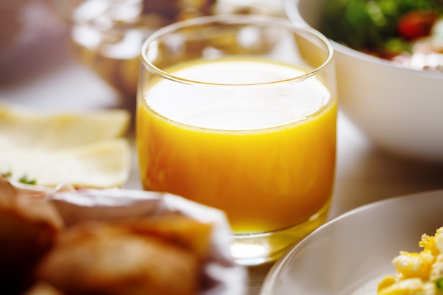 Verre avec jus d'orange