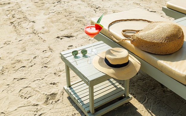 Un verre de jus de pastèque sur la table au bord de la mer