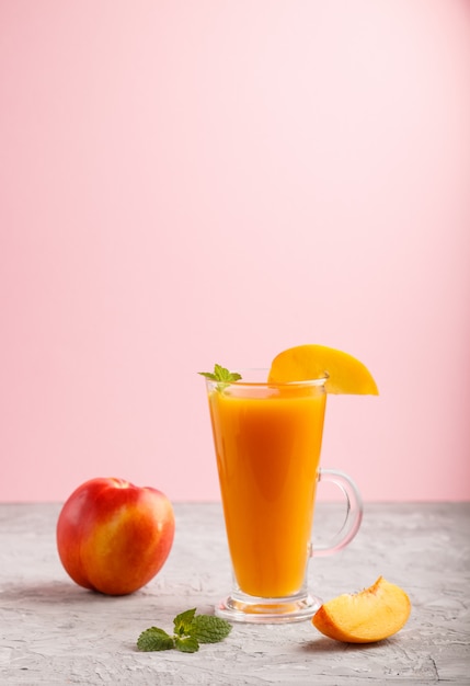 Verre de jus de pêche Vue de côté