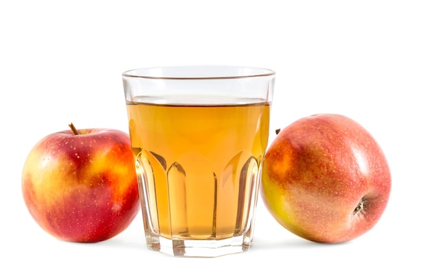 Verre de jus de pomme avec deux pommes fraîches sur fond blanc