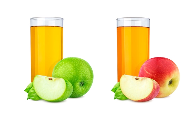 Verre de jus de pomme frais et morceau de fruit isolé sur blanc