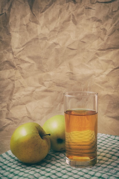 Un verre de jus de pomme avec des pommes