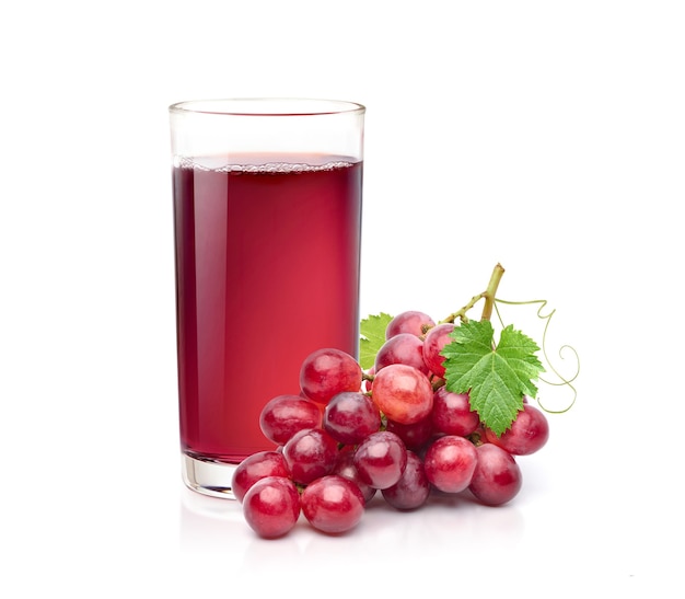 Verre de jus de raisin rouge avec grappe de raisin isolé sur une surface blanche