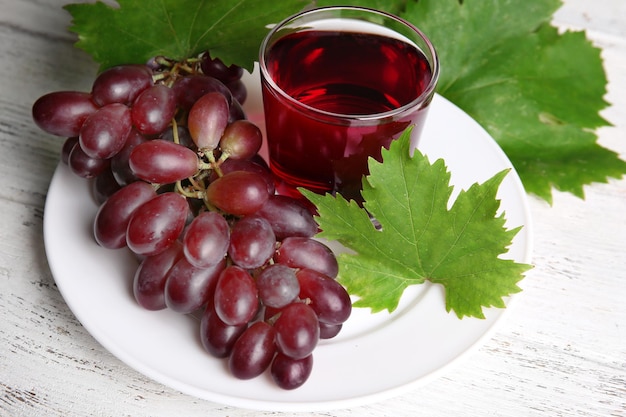 Verre de jus de raisin sur table en bois libre