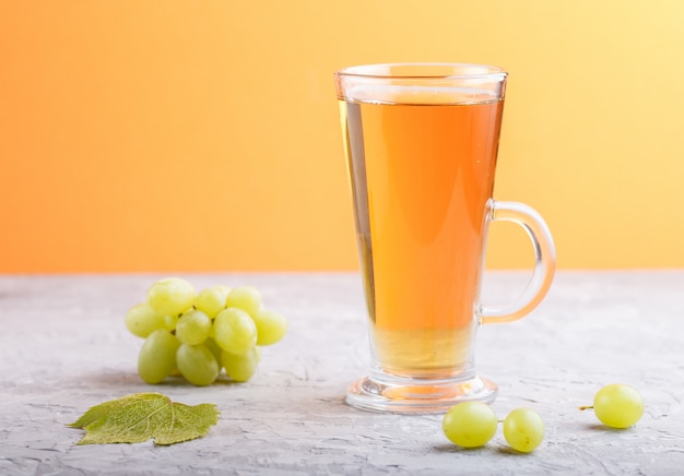 Verre de jus de raisin vert Vue latérale, gros plan.