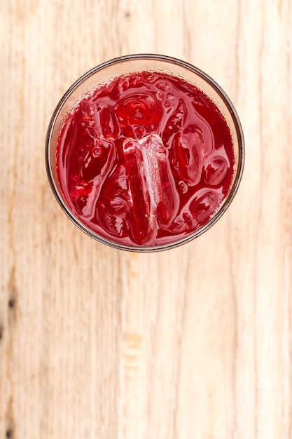 Verre de jus de Roselle avec glaçon