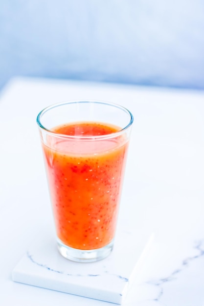 Verre de jus de smoothie aux fruits rouges avec des graines de chia pour une recette de petit-déjeuner parfaite pour une désintoxication diététique