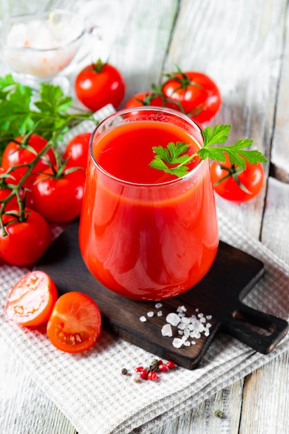 Verre de jus de tomate fraîche se bouchent sur la table