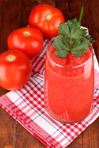 Photo verre de jus de tomate sur la table en bois