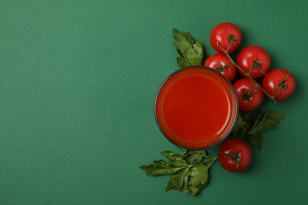 Verre de jus de tomate et tomates à bord vert