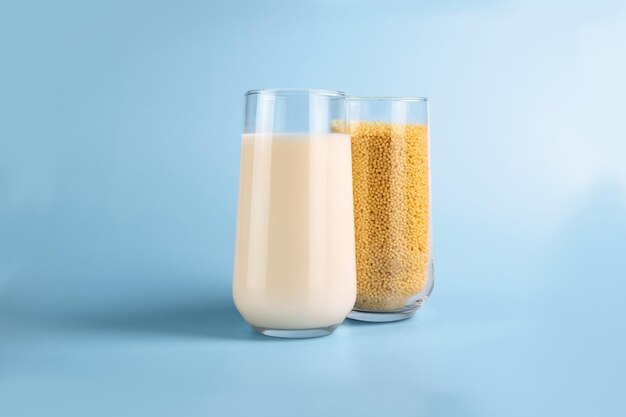 Un verre de lait alternatif et un verre de millet le concept de lait végétal et de millet végétalien