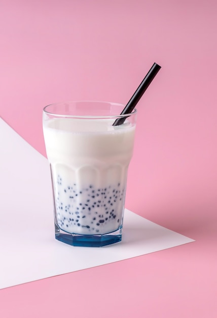 Un verre de lait d'amande aux boules de tapioca à la spiruline