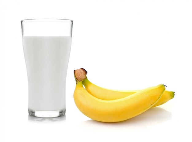 Verre de lait à la banane sur un espace blanc