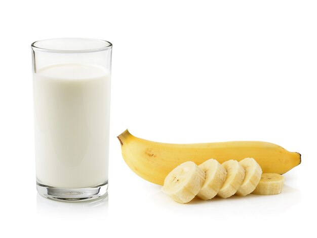 Verre de lait à la banane sur fond blanc