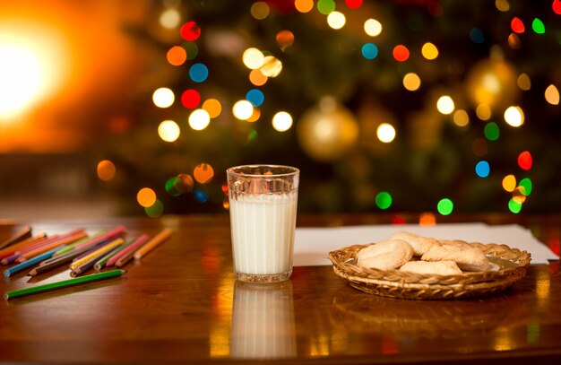 Verre de lait et biscuits attendant le Père Noël à la veille de Noël