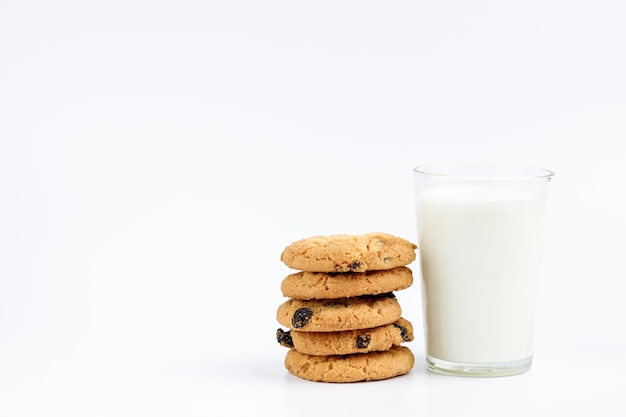 Verre de lait et biscuits aux raisins secs isolés